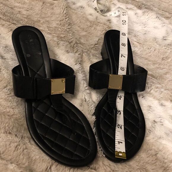 : : COLE HAAN OS GRAND Thong Sandals with Gold Tone Block Square Logo Detail : : - Picture 2 of 15